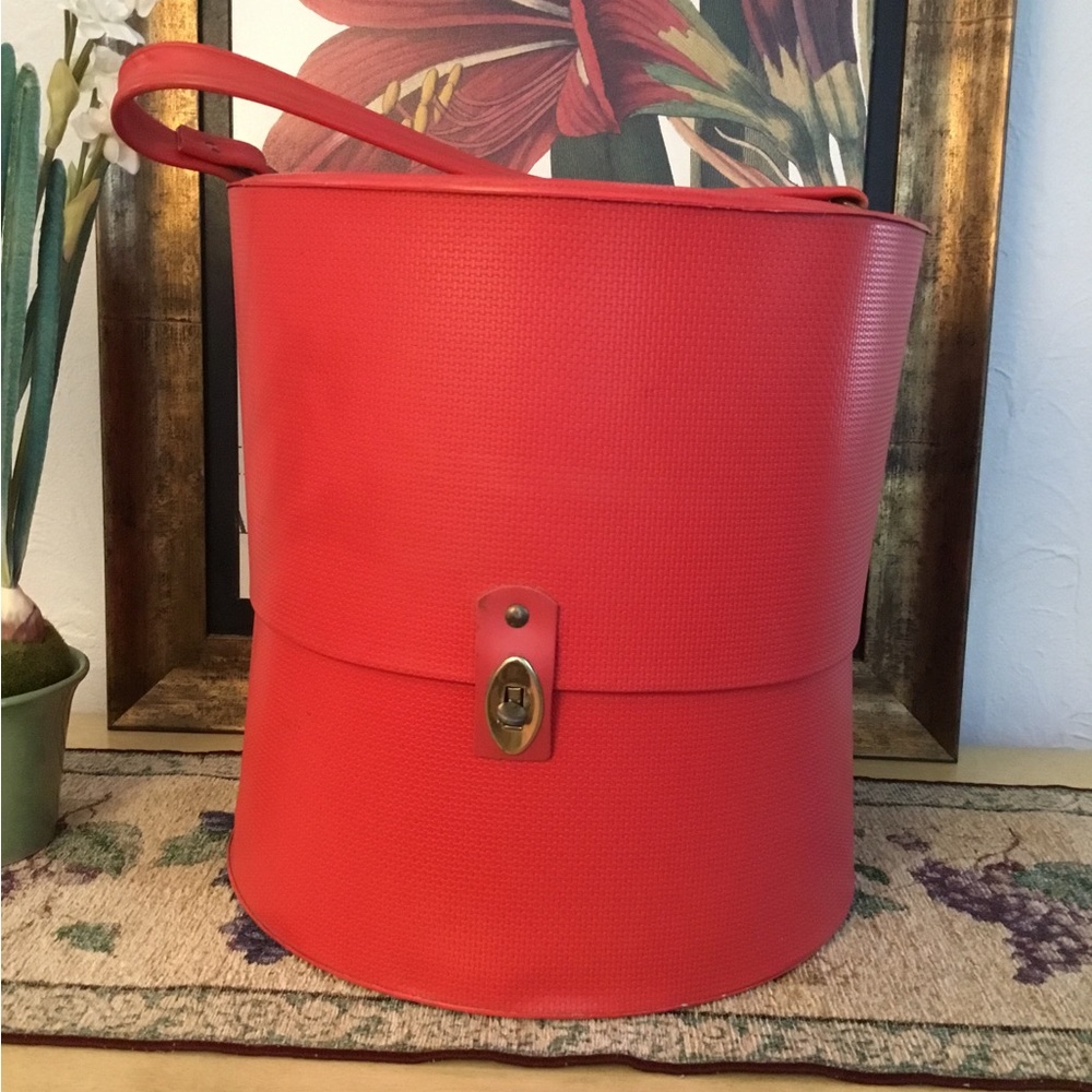 1960’S VTG RED WIG BOX
